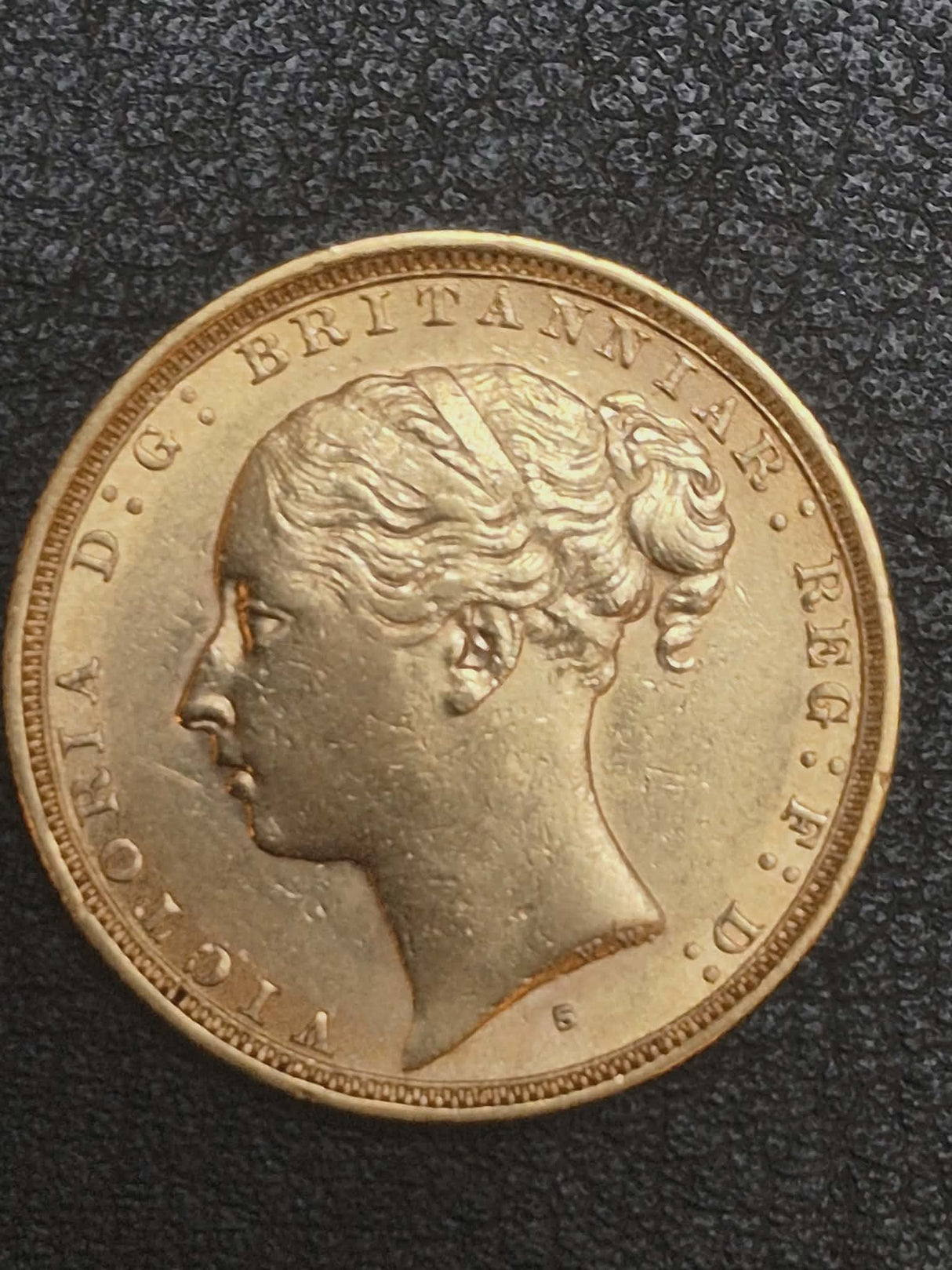1883-S Shield Sovereign. Victoria. aUNC.