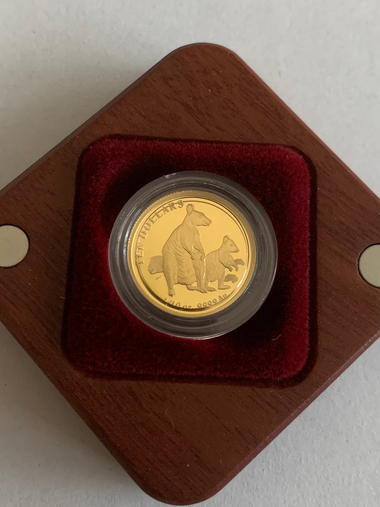 2011 KANGAROO SERIES - $10 GOLD PROOF COIN
