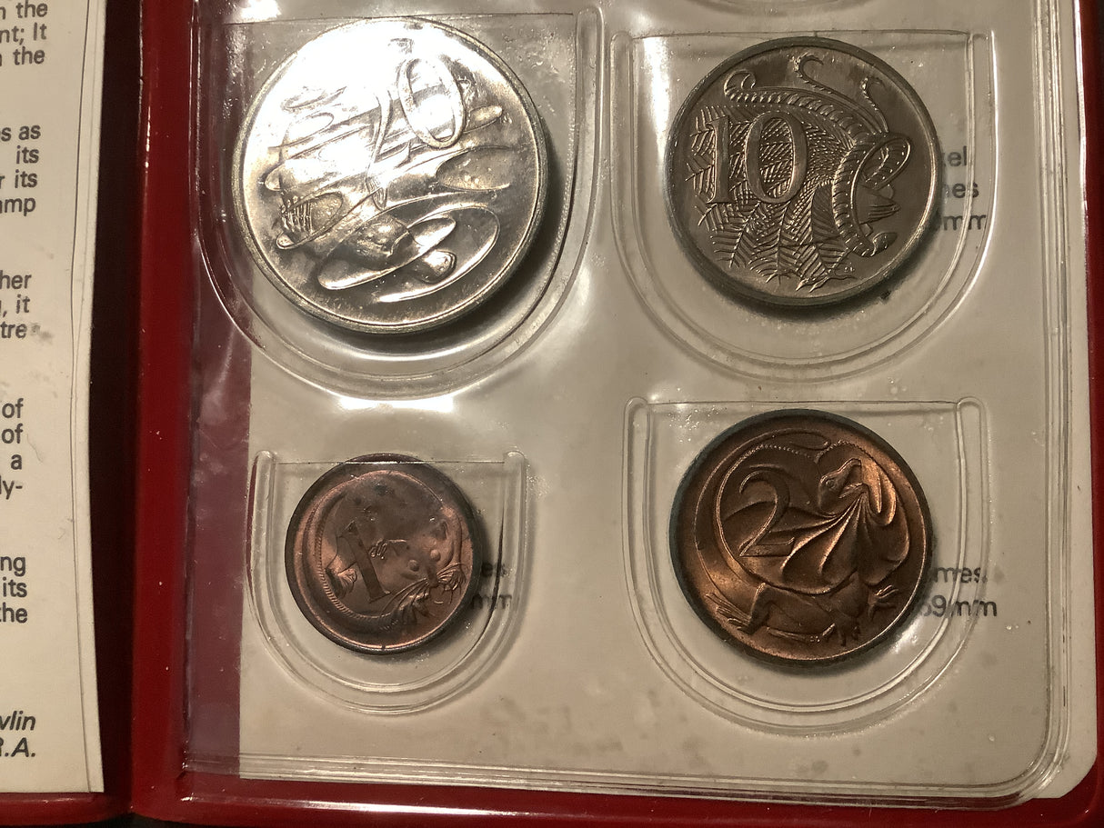 1976 Uncirculated Mint set in Red Folder.