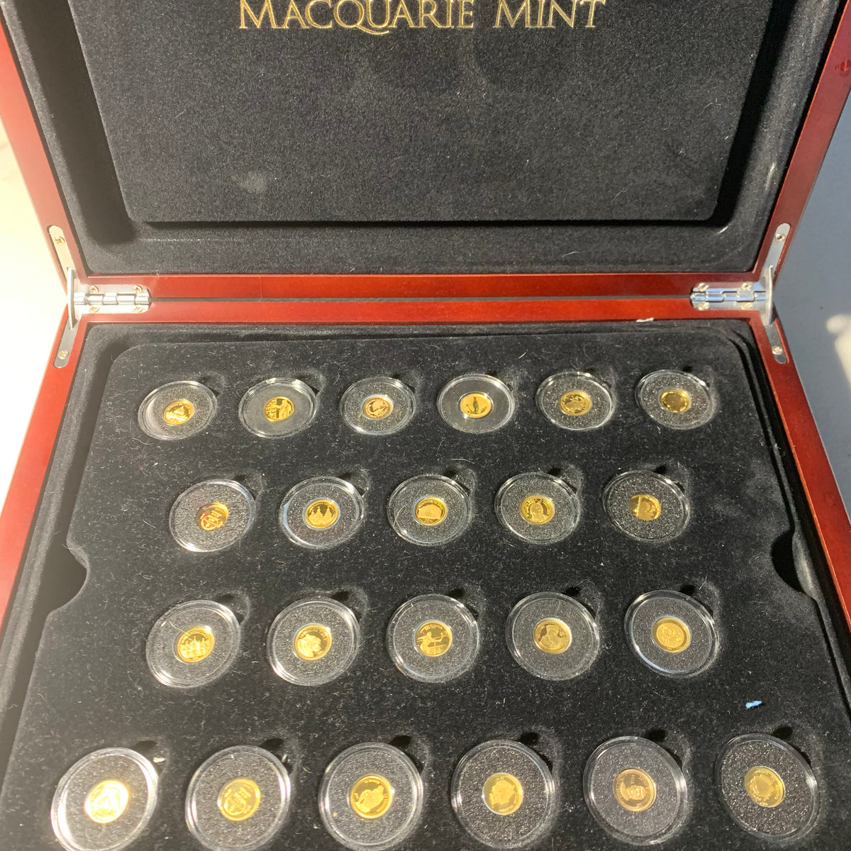 Mini Coin Set Macquarie Mint. The Smallest Gold Coins Of The World. 31 Coin Collecti ...